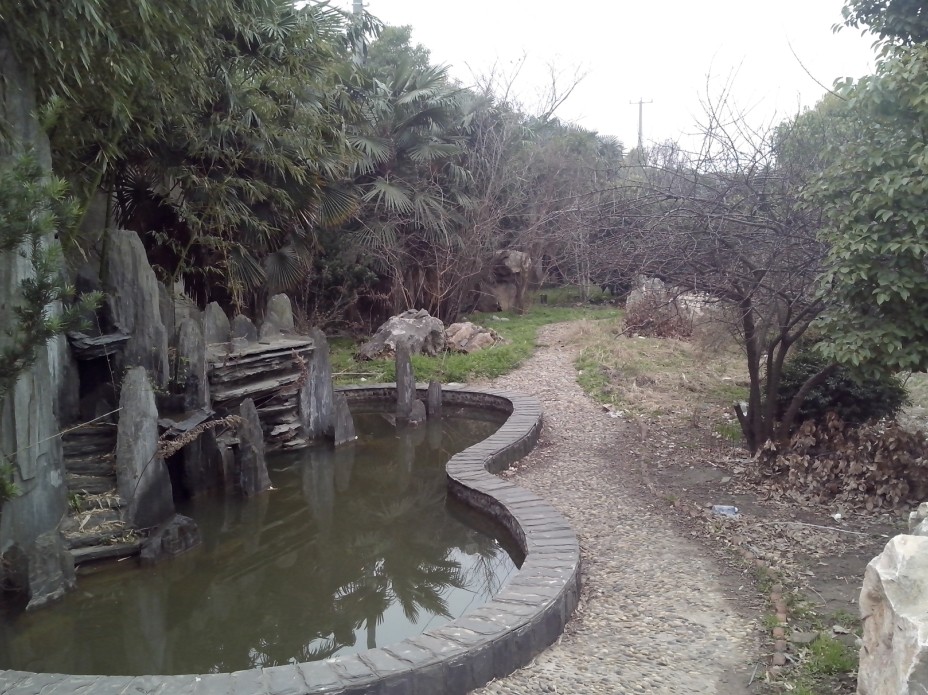 廠房內(nèi)部小公園，林蔭道